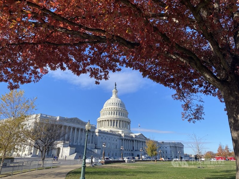 103名跨黨派眾議員6日致函呼籲兩黨國會領袖在剩餘會期內加把勁，讓避免美台雙重課稅法闖關，強調「美國及台灣的投資者不該等待下屆國會採取行動」。圖為美國會大廈。中央社記者鍾佑貞華盛頓攝 113年12月7日