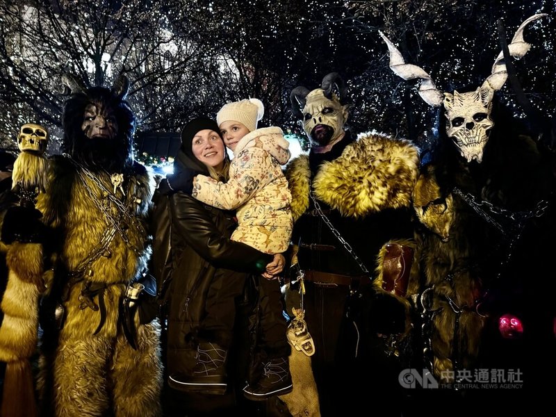 捷克民眾在布拉格舊城廣場排隊與代表邪惡的惡魔合影。圖攝於113年12月5日。中央社記者劉郁葶布拉格攝 113年12月7日