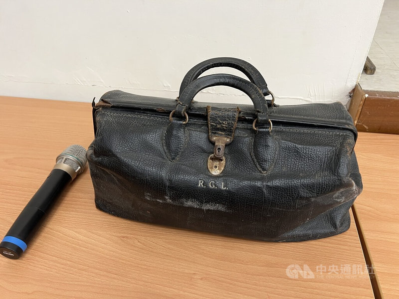有「台東小兒科之父」之稱的美籍醫師龍樂德日前在美國病逝,台東基督教醫院7日舉辦追思會,會場有龍樂德出門攜帶的行醫包,讓參與人員緬懷。中央社記者盧太城台東攝 113年12月7日