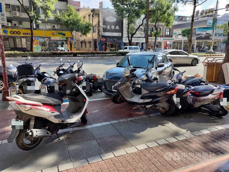 新北市板橋區文化路2段6日發生交通事故,高姓男子疑疲勞駕駛,汽車逆向衝撞對向人行道的9輛機車,幸未造成人員傷亡。(翻攝畫面)中央社記者黃旭昇新北傳真 113年12月7日
