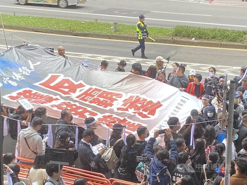 民眾黨7日舉行「反霸凌,護勞權」大遊行,多名黨公職與會團體身穿黑衣、繫上白絲帶,7日下午先在勞動部前集結並進行短講,訴求制定反霸凌專法、警消籌組工會、保護吹哨者。中央社記者吳欣紜攝 113年12月7日