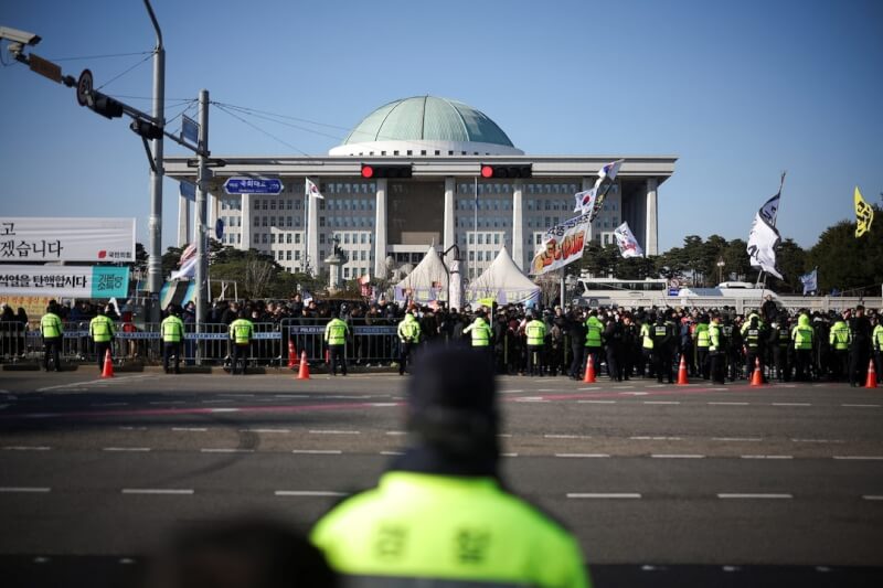 韓國民眾在國會議事堂外聚集，要求彈劾總統尹錫悅。（路透社）