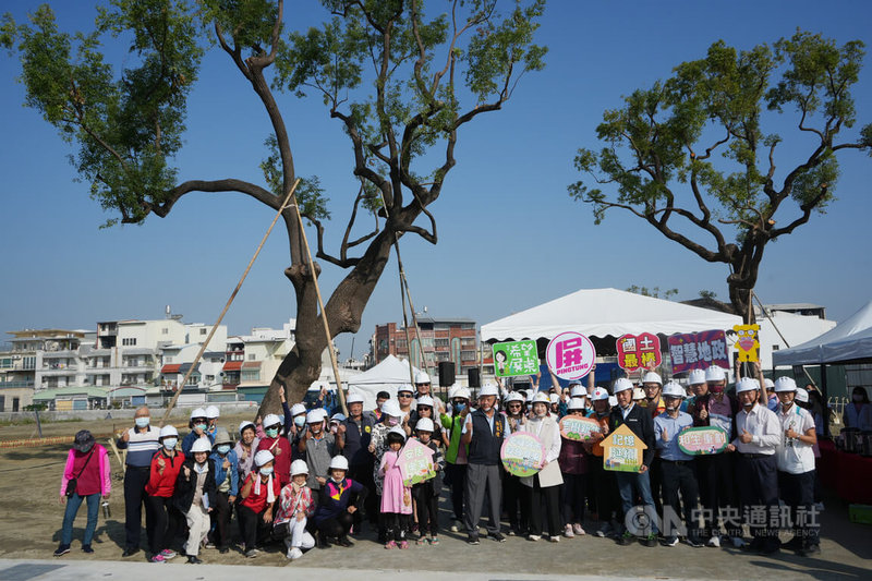 屏東和生市地重劃區工程進行中，屏東縣政府清查場域範圍時，發現有3棵樹齡70年以上老樟樹並策劃移植，7日在居民見證下舉行移植活動。中央社記者黃郁菁攝  113年12月7日