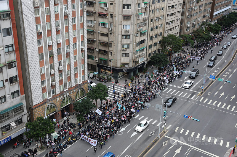 台灣民眾黨發起的「反霸凌、護勞權」大遊行7日下午登場，隊伍先在勞動部集結後，沿途步行至總統府表達制定反霸凌專法、警消籌組工會、保護吹哨者等訴求。中央社記者趙世勳攝 113年12月7日