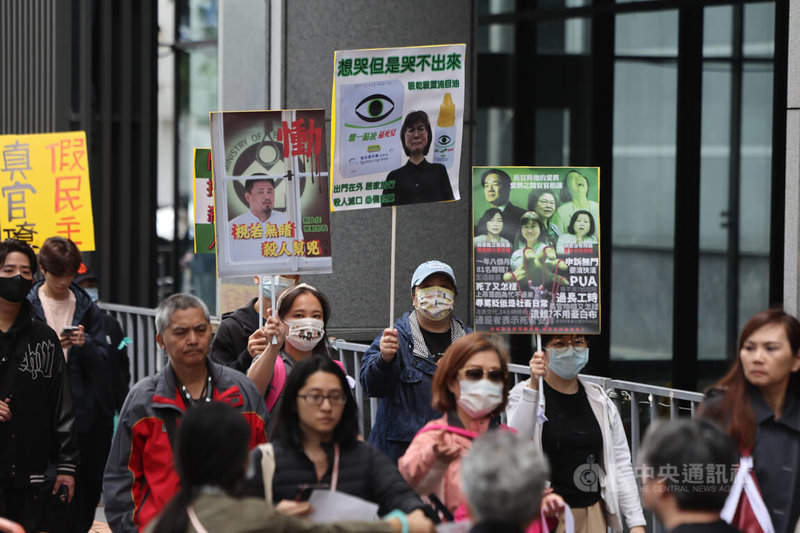 台灣民眾黨發起「反霸凌、護勞權」大遊行,7日下午先在勞動部前集結並進行短講,訴求制定反霸凌專法、警消籌組工會、保護吹哨者,不少民眾帶著自製海報等道具標語到場參與。中央社記者趙世勳攝 113年12月7日