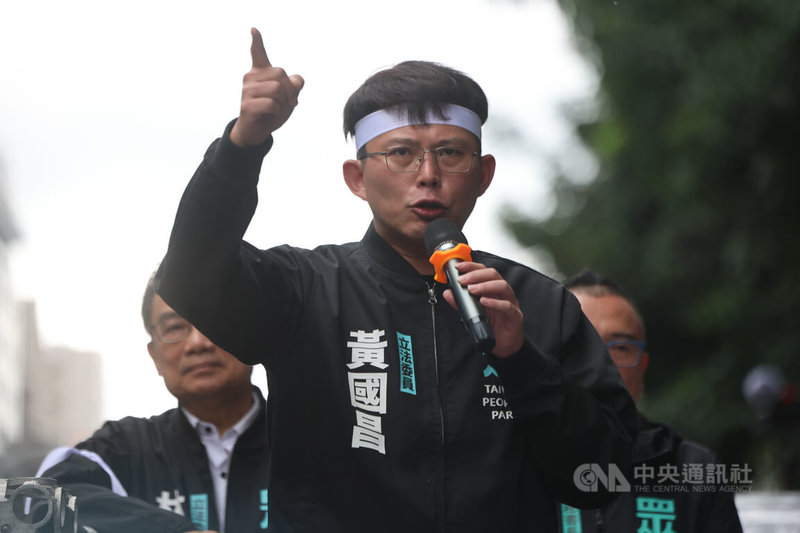 台灣民眾黨7日下午在台北舉行「反霸凌、護勞權」大遊行,立院黨團總召黃國昌(圖)在勞動部前發表短講指出,勞動部只是這場活動的起點,要讓政府聽到所有勞工跟公務人員怒吼,籲大家一起走到總統府終點,將心聲交給總統。中央社記者趙世勳攝 113年12月7日