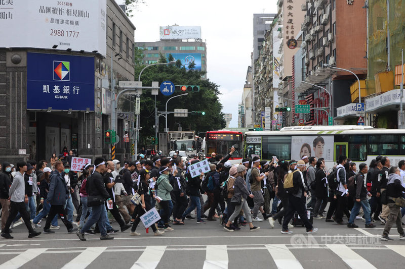 台灣民眾黨7日下午在台北舉行「反霸凌、護勞權」大遊行,隊伍一路從勞動部所在的松江路出發,途經新生南路、忠孝東路、林森南路,目標終點為總統府前,不少人都身穿黑衣、繫上白絲帶響應參與。中央社記者趙世勳攝 113年12月7日