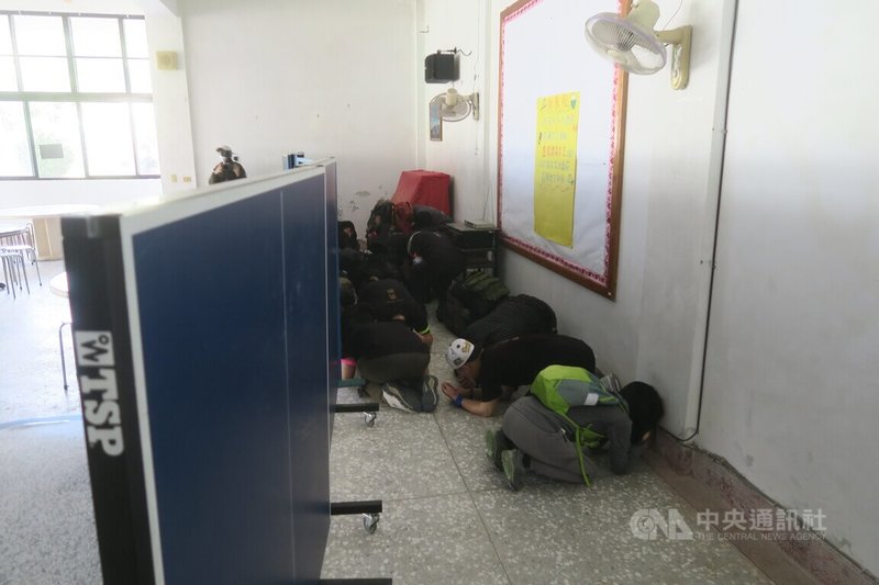 福摩薩學院7日舉行民防演訓體驗營,場景亦演練空襲警報時,民眾要躲避在室內的「第二道牆」後方,避免被玻璃等雜物所傷,參加者以桌球桌模擬第二道牆,進行掩蔽。中央社記者吳書緯南投縣攝 113年12月7日