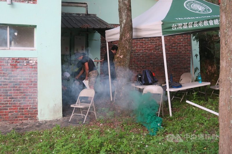 福摩薩學院7日舉行民防演訓體驗營,場景想定暴徒襲擾民眾的避難所,以煙霧彈模擬混亂場面。中央社記者吳書緯南投縣攝 113年12月7日