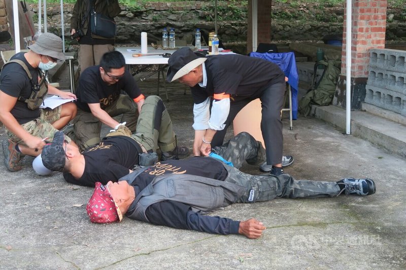 福摩薩學院7日舉行民防演訓體驗營,場景想定暴徒襲擾民眾的避難所,導致發生傷患需要以止血帶止血。中央社記者吳書緯南投縣攝 113年12月7日