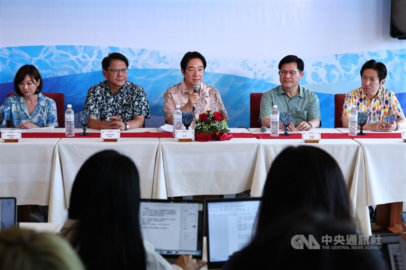 總統賴清德（中）任內首度出訪，展開「繁榮南島 智慧永續」之旅，6日在上午在帛琉與隨團記者茶敘，總統府祕書長潘孟安（左2）、外交部長林佳龍（右2）等人陪同出席。中央社記者翁睿坤攝 113年12月6日