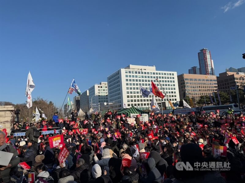 韓國國會7日下午表決總統尹錫悅彈劾案。大批民眾聚集在國會外，要求尹錫悅下台。中央社記者廖禹揚首爾攝 113年12月7日