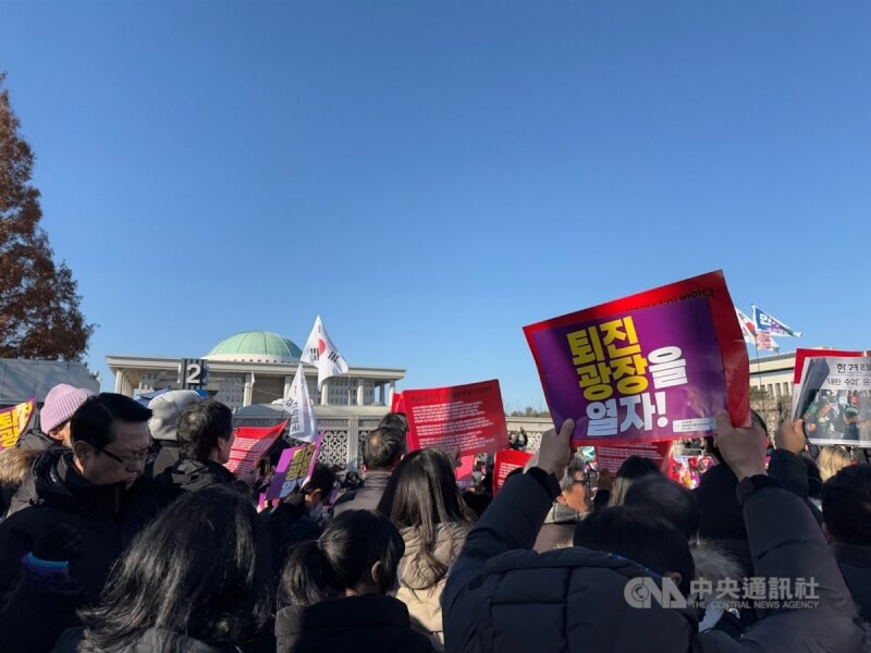 韓國民眾7日聚集在國會外抗議,要求總統尹錫悅下台。中央社記者廖禹揚首爾攝 113年12月7日