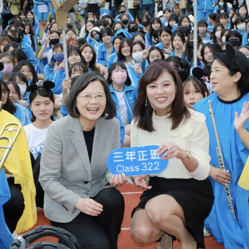 台北市立中山女子高級中學7日慶祝127週年校慶，前總統蔡英文（前左）也回母校共同慶祝。（圖取自facebook.com/tsaiingwen）