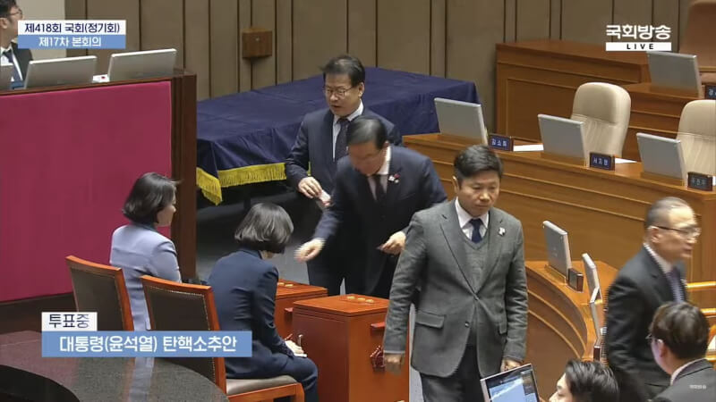 國會議員針對尹錫悅彈劾案進行投票。（圖取自韓國國會YouTube頻道www.youtube.com）