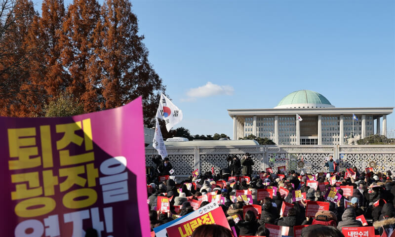 韓國民眾7日聚集在國會外抗議，要求總統尹錫悅下台。（韓聯社）