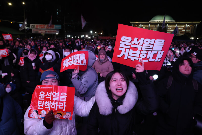 韓國總統尹錫悅投票案未能成立，在國會大樓外支持彈劾案的群眾感到失望。（韓聯社）