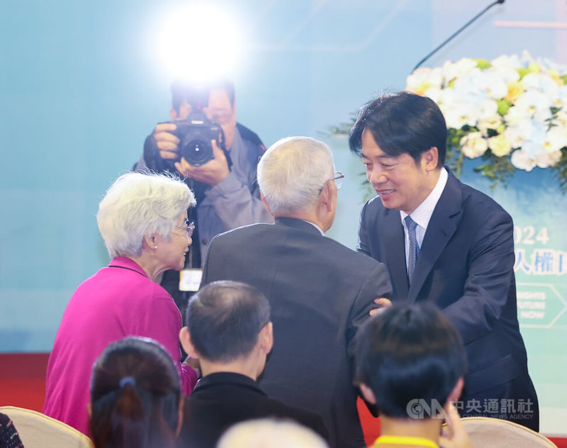 總統賴清德(右)7日在國家人權博物館白色恐怖景美紀念園區出席2024世界人權日典禮,向50年代白色恐怖受難者陳顯宗等人握手致意。中央社記者鄭清元攝 113年12月7日