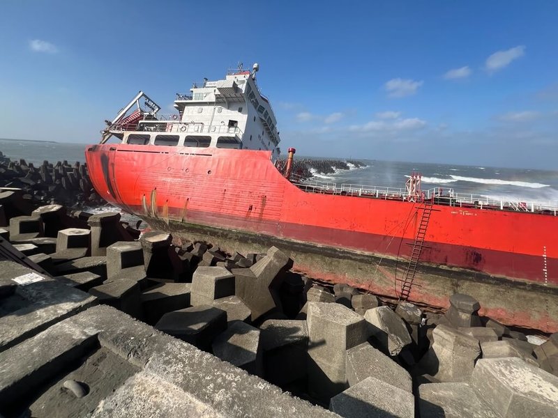 巴拿馬籍油輪「液態寶石」在台中港擱淺，台中港務分公司與相關單位8日召開緊急應變會議，推估油輪應無立即性風險，但為避免漏油情事發生，已請民間業者先從油輪南側布設攔油索、吸油棉，如評估海氣象可行，再派遣潛水員查看船體水下狀況。（民眾提供）中央社記者郝雪卿傳真  113年12月8日