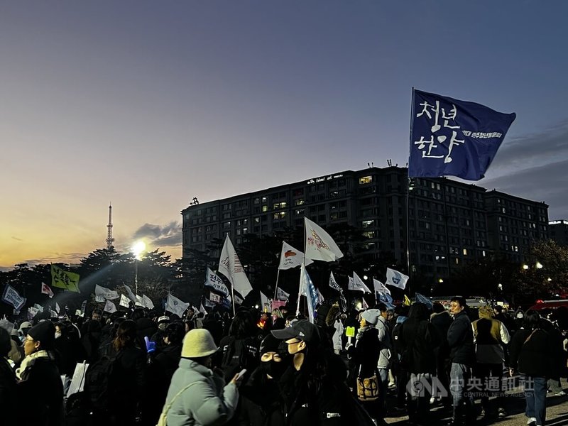 韓國國會7日傍晚就總統尹錫悅彈劾案進行表決，結果因人數不足而不成立。大批支持彈劾通過的民眾對國民力量議員集體退場行動感到生氣憤怒。圖為參與集會民眾。中央社記者廖禹揚攝 113年12月7日