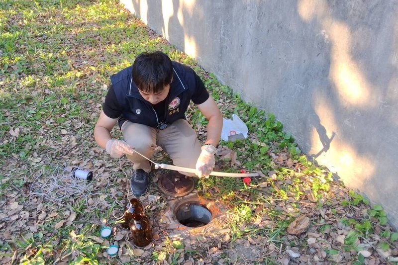 中油桃園煉油廠6日發生漏油並影響地面土壤，桃園市政府環保局指出，煉油廠雖自行發現並於事故3小時內通報，但因污染源尚未控制，造成地下水體殘留油污，除依水污染防治法告發，並限期於30日前提送應變必要措施成果至環保局。（桃園市政府環保局提供）中央社記者吳睿騏桃園傳真  113年12月8日