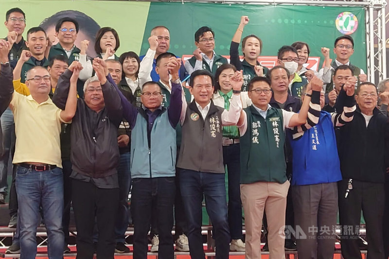 民進黨立委林俊憲(前排中)與台南市議員郭鴻儀(前排右3)8日舉辦聯合服務處暨仁德後援會感恩茶會,眾人高喊加油口號。中央社記者楊思瑞攝 113年12月8日