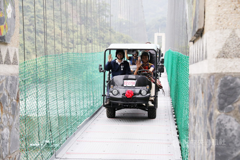 高雄茂林區布魯布沙吊橋改建拓寬完工，加上農用搬運車補助計畫，提升地方農產運輸效能與品質，市長陳其邁（前左）8日出席吊橋啟用剪綵典禮，並搭乘農用運輸車進行吊橋巡禮。中央社記者張已亷攝  113年12月8日