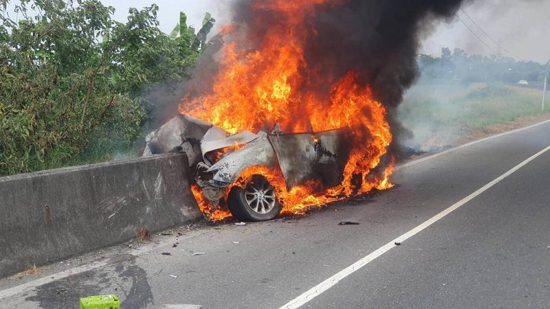 屏東市8日中午發生1起自撞死亡車禍，機場外環道2.5K處，1輛自小客車撞上水泥護欄後起火燃燒，車內1名駕駛明顯死亡。（屏東縣政府消防局提供）中央社記者黃郁菁傳真  113年12月8日