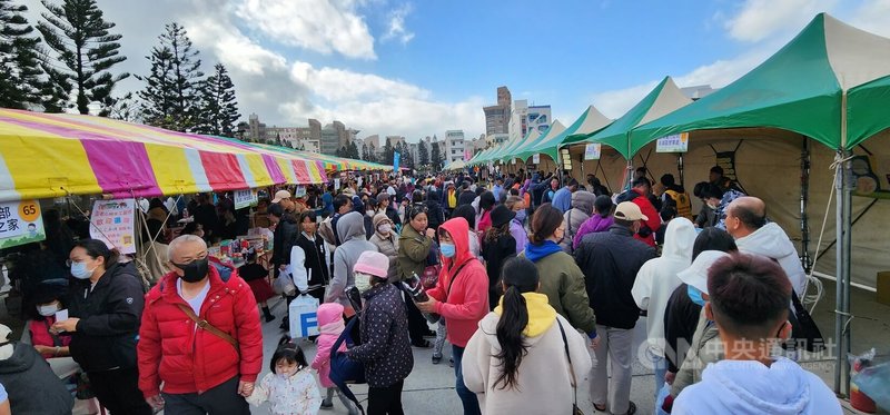 澎湖家扶中心「寒冬暖暖 幸福滿滿」歲末送暖親子園遊會8日在澎湖文澳祖師廟前廣場登場,現場有逾100個公益攤位,擠滿大批人潮。中央社 113年12月8日