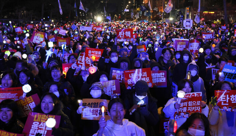 韓國民眾7日聚集在國會外，要求總統尹錫悅下台。（共同社）