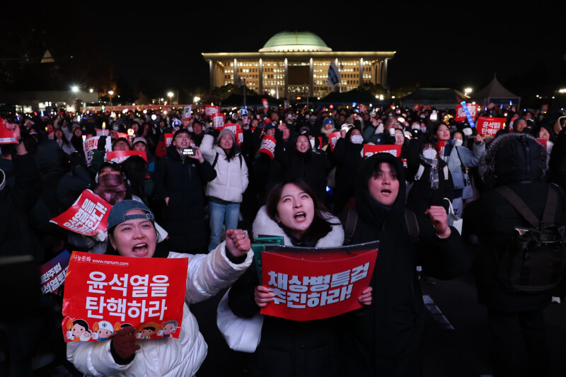 韓國總統尹錫悅彈劾案7日未通過，守在國會外的民眾大嘆失望。（韓聯社）