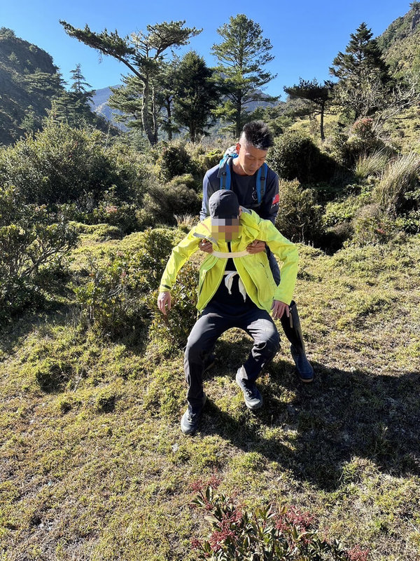 48歲葉姓男子7日在攀登八通關山西峰時不慎摔傷，造成肋骨骨折，無法行走，南投縣消防局獲報申請直升機支援，8日上午成功救出葉男，將葉男送往竹山秀傳醫院救治。（南投縣消防局提供）中央社記者吳哲豪傳真  113年12月8日