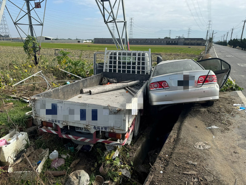 嘉義縣民雄鄉鎮北村一處產業道路9日發生車禍，小貨車與轎車相撞衝進田裡；轎車女駕駛胸部重創，送醫急救後不治，轎車乘客及小貨車駕駛受傷、意識清楚。（嘉義縣消防局提供）中央社記者蔡智明傳真  113年12月9日