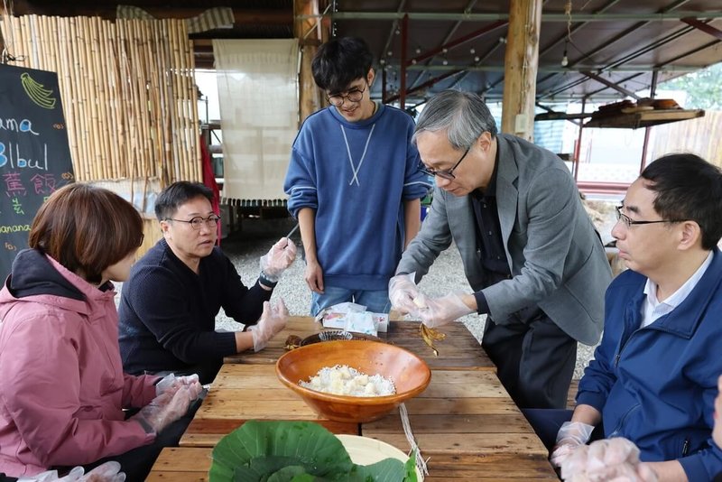 「第一屆百大文化基地徵選」日前對外開放徵選,文化部長李遠(右2)9日前往花蓮拜訪榮獲本屆「社造貢獻獎」的牛犁社區交流協會等山下線團隊,首站到萬榮鄉支亞干部落的「阿改玩生活:耕吧.園區」,體驗製作太魯閣族傳統美食香蕉飯Hlama Blbul。(文化部提供)中央社記者葉冠吟傳真 113年12月9日