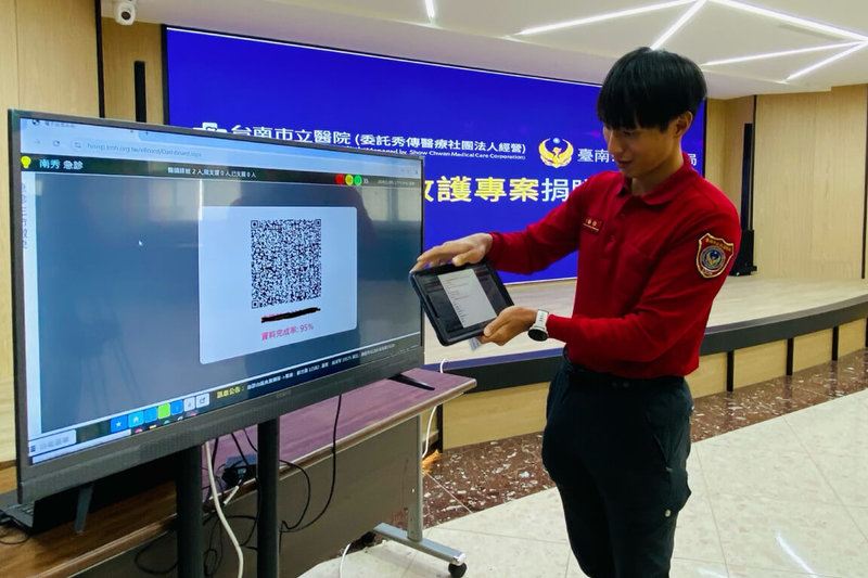 台南市立醫院開發「QR-CODE智慧互聯系統」，及時傳遞病患資訊，消防局救護人員將病患送到醫院後掃描QR-CODE，取代原本需手動輸入表格資料。（台南市立醫院提供）中央社記者楊思瑞台南傳真  113年12月9日