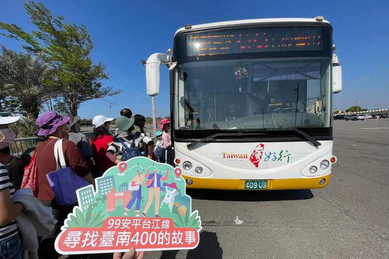 2024年台南400系列活動接近尾聲，台灣好行公車99安平台江線首度搭配黑面琵鷺賞鳥季增開延駛路線。（台南市政府提供）中央社記者楊思瑞台南傳真  113年12月9日