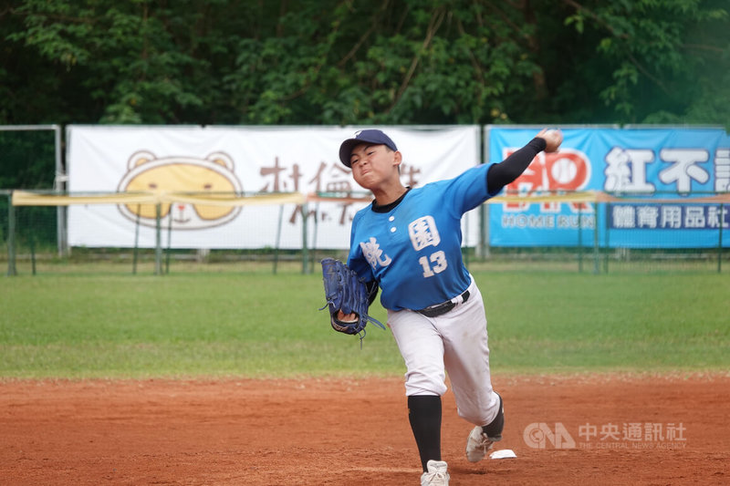 台彩威力盃少棒賽桃園市9日不敵台東縣隊、奪下亞軍，但桃園市隊總教練唐安對先發投手黃偉捷（圖）表現超乎預期，場上很沉穩，也稱讚這批球員開朗、懂得釋放壓力，有大將之風。中央社記者謝靜雯攝  113年12月9日