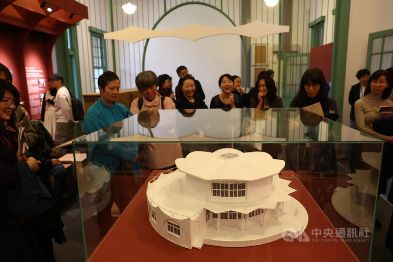 國立台灣博物館鐵道部園區即日起推出「另一種現場:修澤蘭」特展,回顧已故台灣知名女建築師修澤蘭的建築作品與生命歷程,現場也展示景美女中圖書館模型,讓民眾一探其建築工法與美學。中央社記者王騰毅攝 113年12月9日