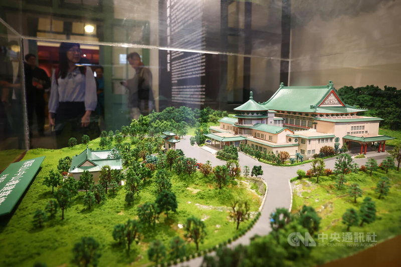 國立台灣博物館鐵道部園區推出「另一種現場:修澤蘭」特展,回顧有「台灣第一女建築師」之譽的修澤蘭建築作品與生命歷程,並展示陽明山中山樓建築模型供觀眾欣賞,展期持續至114年11月。中央社記者王騰毅攝 113年12月9日