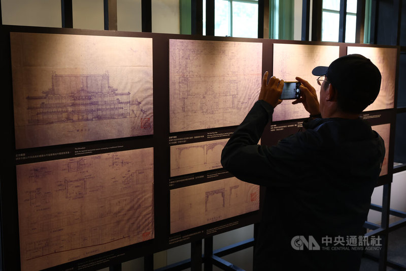 國立台灣博物館即日起推出「另一種現場:修澤蘭」特展,回顧已故台灣知名建築師修澤蘭的建築作品與生命歷程,她曾克服陽明山硫磺地熱,建造「中山樓」。圖為民眾駐足拍攝中山樓建築圖稿。中央社記者王騰毅攝 113年12月9日