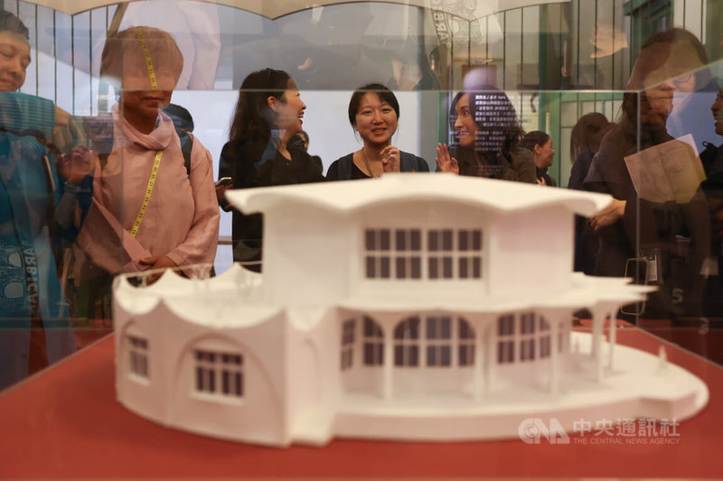 「另一種現場:修澤蘭」特展9日舉辦開幕記者會,策展團隊指出,建築師修澤蘭的建築作品遍布全台各地校園,現場並規劃一處展區呈現其兼顧美感實用的校園建築特色,吸引參展民眾駐足。中央社記者王騰毅攝 113年12月9日