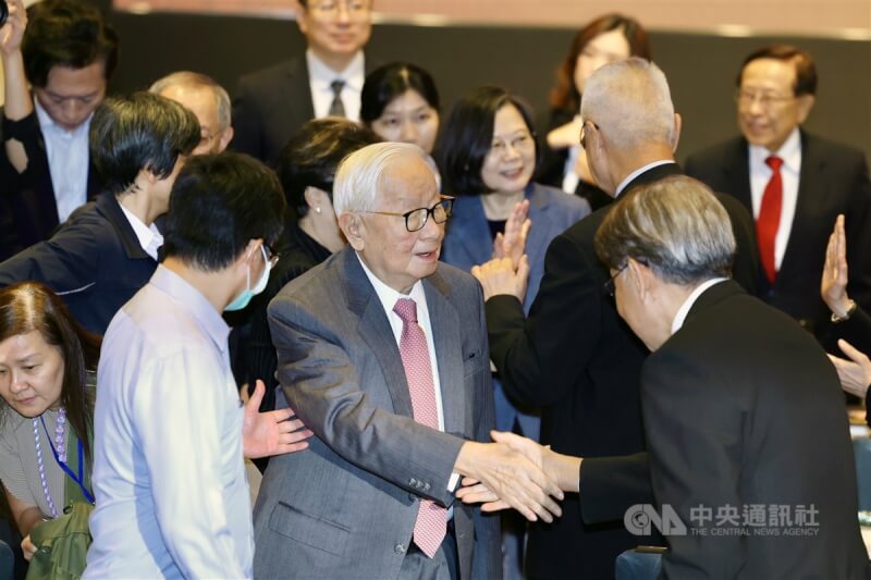 台積電創辦人張忠謀（前中）自傳全集新書發表會9日下午在台北遠東香格里拉舉行，張忠謀和與會來賓握手致意。中央社記者王飛華攝 113年12月9日