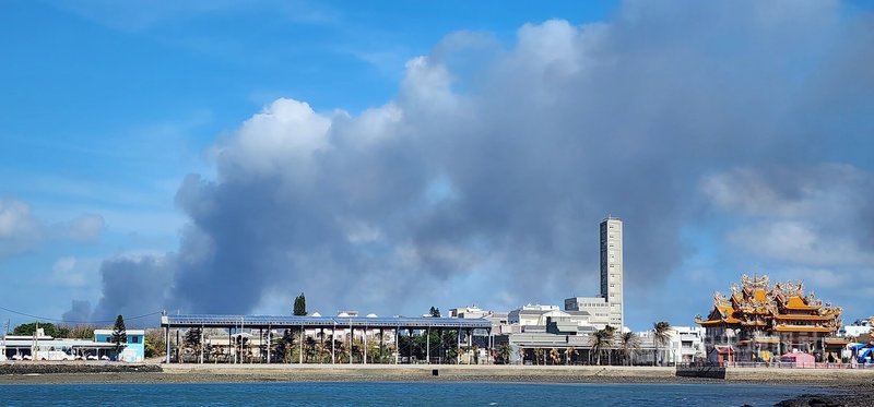 澎湖縣湖西鄉紅羅村垃圾衛生掩埋場9日發生火災，火勢在東北季風助長下延燒，濃煙竄升空中，在馬公澎南區都可見。中央社  113年12月9日