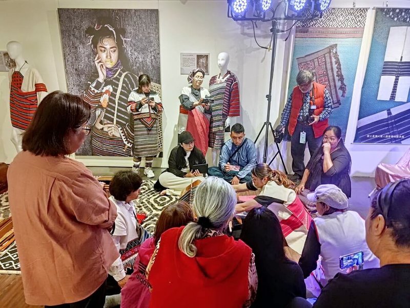 烏來泰雅民族博物館10日舉行烏來泰雅族屈尺群傳統服飾文化田野調查織品研究成果發表記者會,下午並舉辦技藝工作坊,邀請烏來地區編織工坊及對編織工藝有興趣者齊聚,探討與交流傳統織布技藝。(新北市原民局提供)中央社記者黃旭昇新北市傳真 113年12月10日