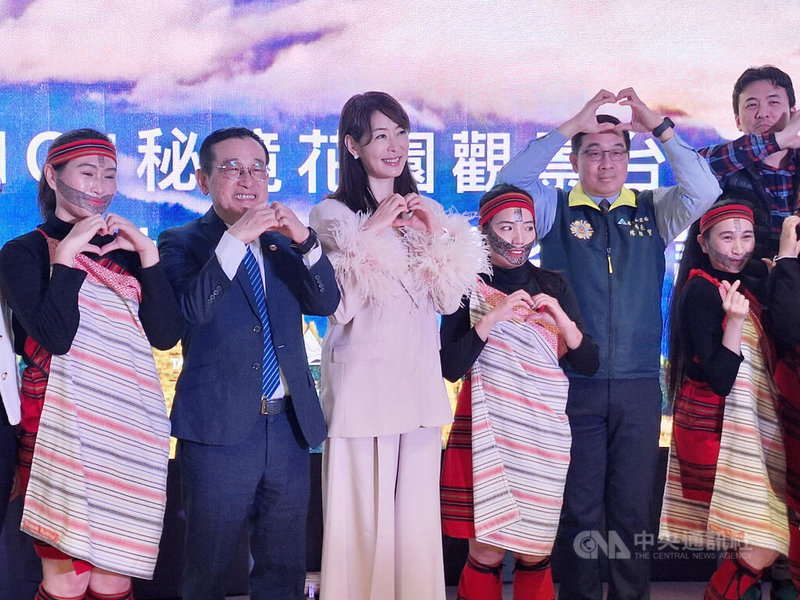 台北101董事長賈永婕(左3)10日表示,2025年跨年煙火已準備就緒,預告將會有驚喜。中央社記者何秀玲攝 113年12月10日
