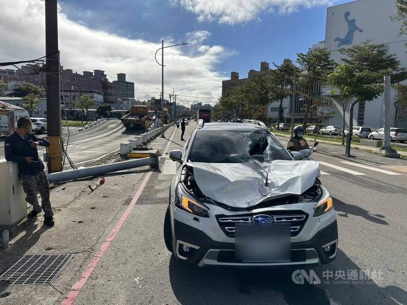 桃園市一輛大貨車10日上午行經蘆竹區油管路一段時,撞擊拉扯限高架,導致限高架倒塌並殃及對向行駛的白色小客車,包含前擋風玻璃、車頭都嚴重受損。(翻攝照片)中央社記者葉臻傳真 113年12月10日