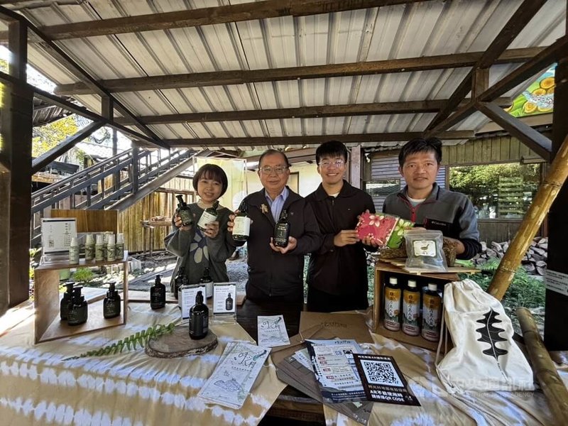 交通部觀光署參山國家風景區管理處10日表示，輔導峨眉鄉湖光村十二寮地區打造觀光品牌「時光村」，並從事創意手工香皂、研發農特產品等，盼行銷地方特色，打開地方知名度。中央社記者郭宣彣攝  113年12月10日