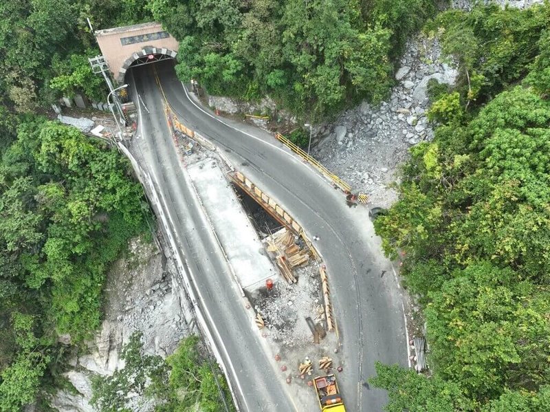 蘇花公路台9線158.6公里處下清水橋，因0403地震遭落石砸斷，新橋將在月底完工，便橋會部分拆除，11日起連續10天，下清水橋路段採全日單線雙向放行。（公路局提供）中央社記者張祈傳真  113年12月10日