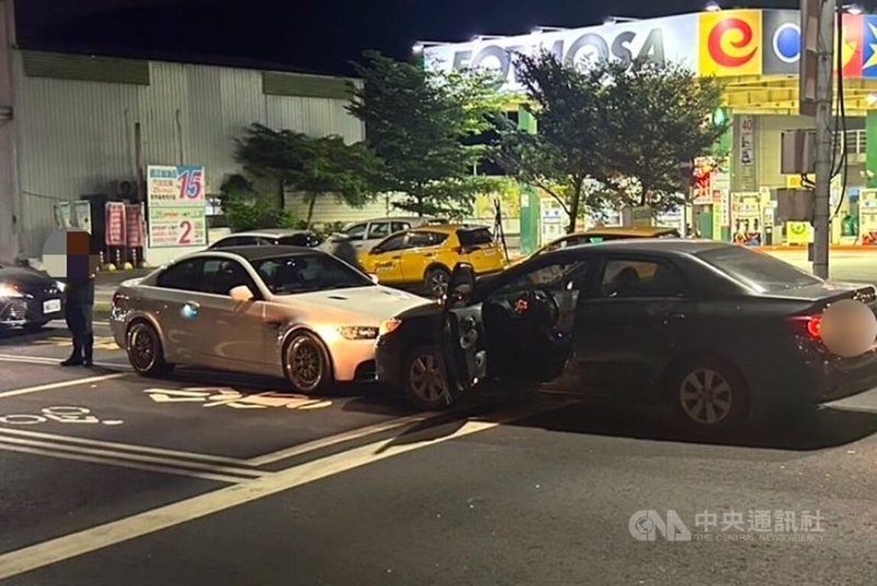 新北市王姓男子10日凌晨酒後開車（右車）上路，逆向撞上來車才停止，警方到場對王男實施酒測，嚴重超標，依公共危險罪嫌逮捕送辦。（翻攝照片）中央社記者王鴻國傳真  113年12月10日