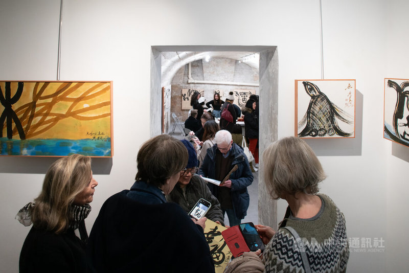 「筆墨無境-施春茂當代書藝展」於11月13日至12月7日,在巴黎藝廊Galerie Librairie Impressions展出,當地觀眾參觀踴躍。中央社記者李若韻巴黎攝 113年12月10日